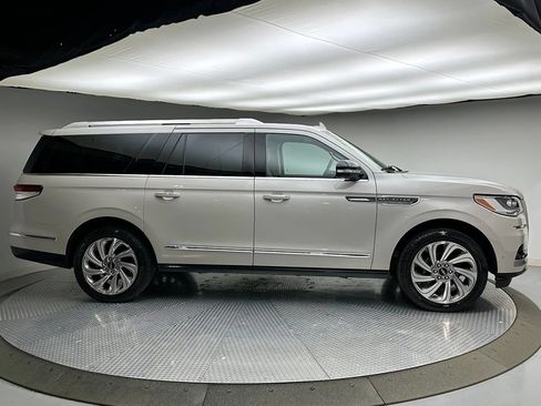 Used 2023 Lincoln Navigator L Reserve AWD/4WD image 6