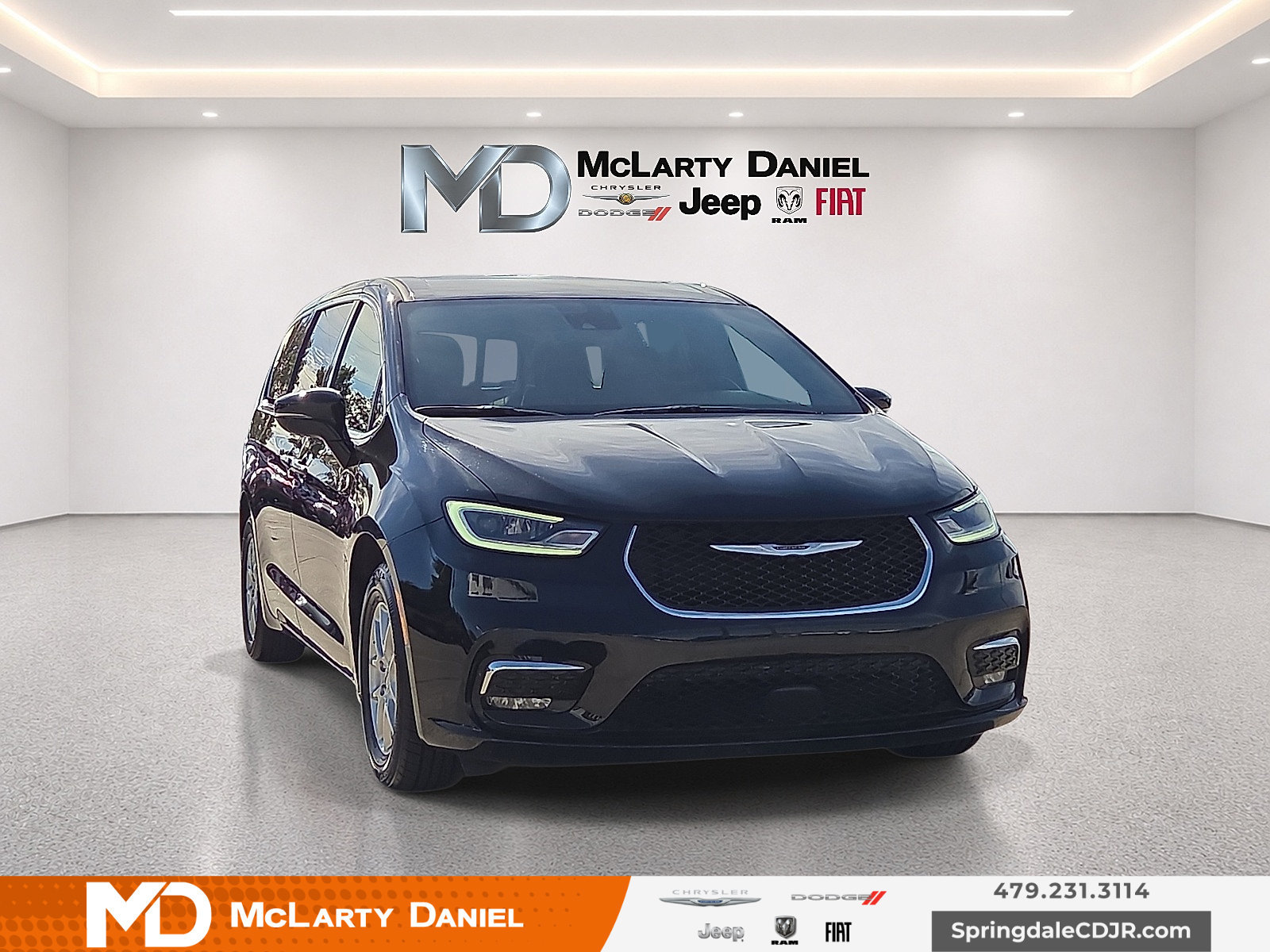 Used 2025 Chrysler Pacifica Select FWD image 1