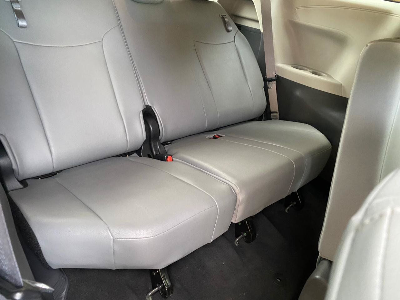 Used 2024 Toyota Sienna XLE FWD image 43