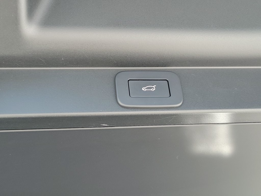 Certified 2025 Land Rover Range Rover SE AWD/4WD image 12