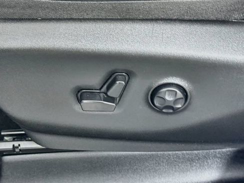 Used 2024 Chrysler Pacifica Touring-L FWD image 12