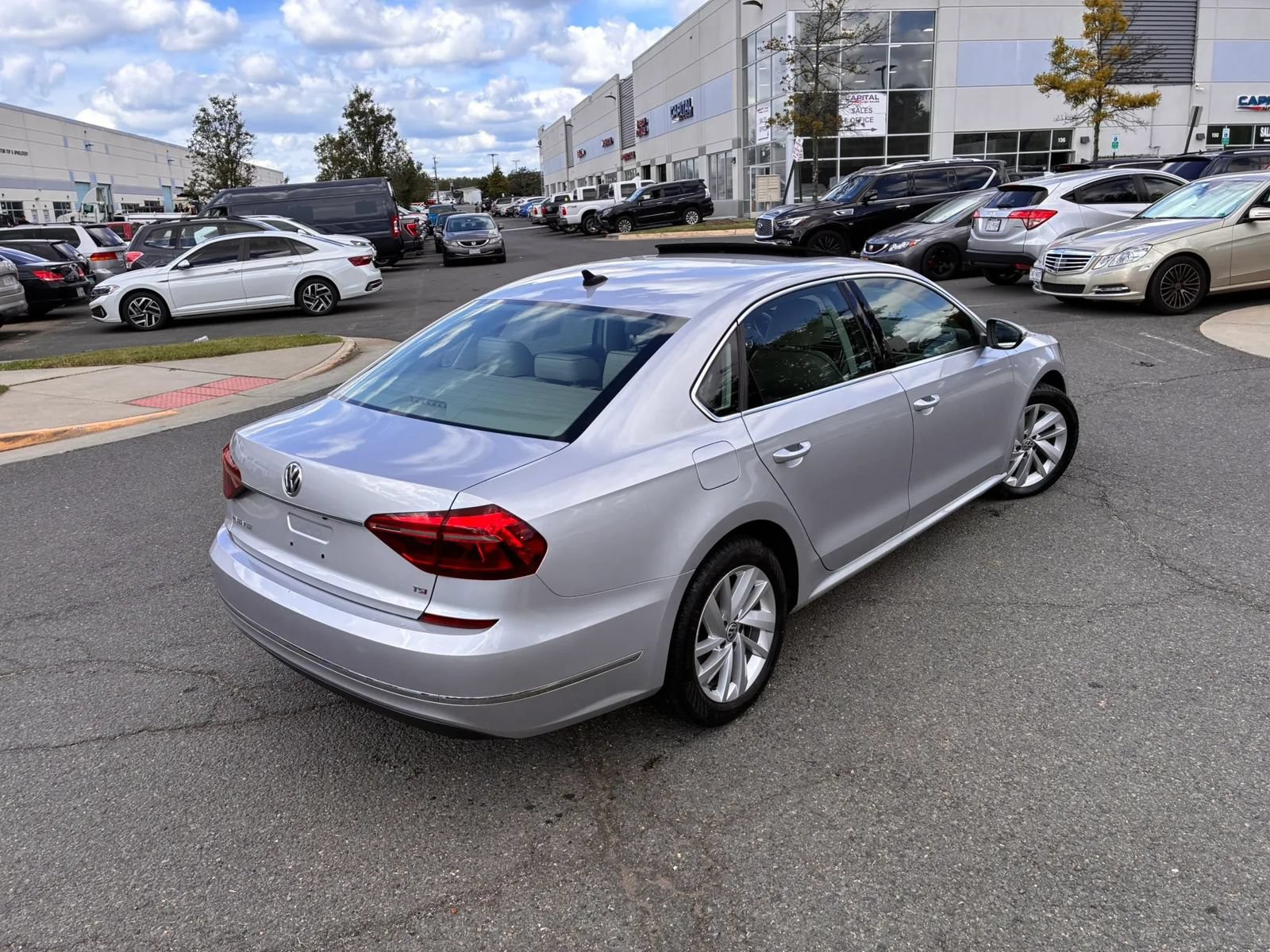Used 2018 Volkswagen Passat 2.0T SE FWD image 17