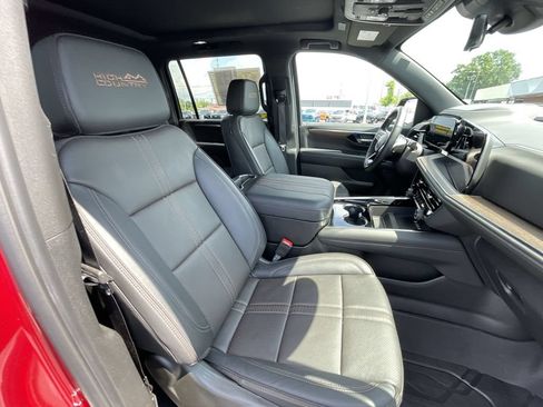 Used 2025 Chevrolet Suburban High Country AWD/4WD image 29