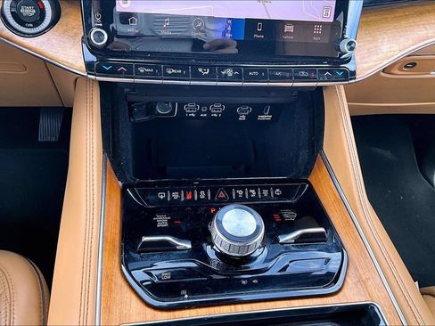 Used 2022 Jeep Grand Wagoneer Series III w/ Rear Seat Video Group 1 AWD/4WD image 23
