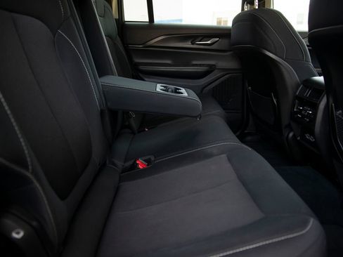 Used 2023 Jeep Grand Cherokee Laredo AWD/4WD image 13