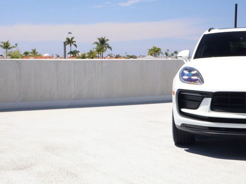 Certified 2026 Porsche Macan AWD/4WD image 12