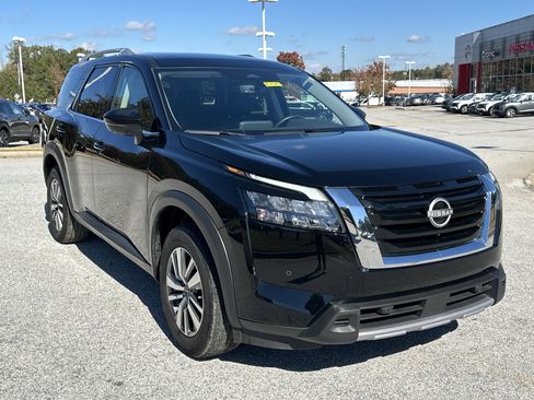 Used 2025 Nissan Pathfinder SL image 3
