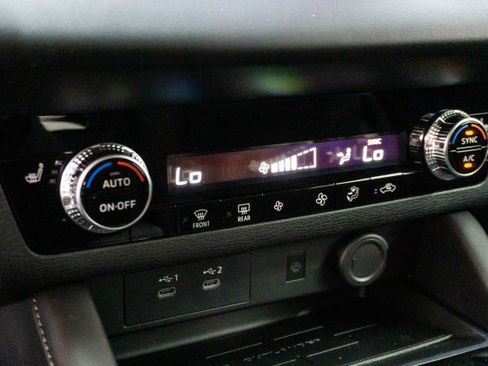 New 2025 Mitsubishi Outlander SE image 12