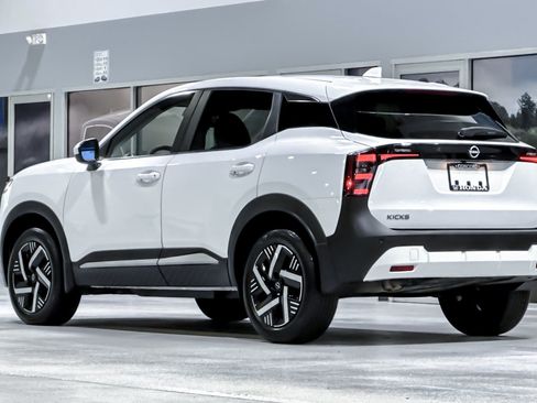 Used 2025 Nissan Kicks SV FWD image 3