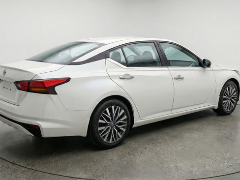Used 2025 Nissan Altima 2.5 SV FWD image 9