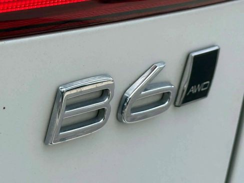 Used 2022 Volvo XC60 B6 R-Design w/ Advanced Package image 22