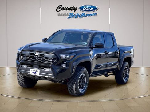 Used 2025 Toyota Tacoma TRD Off-Road AWD/4WD image 2