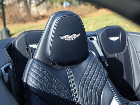 Used 2019 Aston Martin DB11 Volante image 2