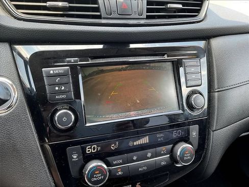 Used 2020 Nissan Rogue SV FWD image 16