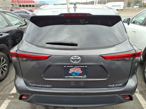 Used 2022 Toyota Highlander XLE AWD/4WD image 5