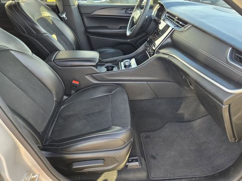 Used 2024 Jeep Grand Cherokee Altitude image 17