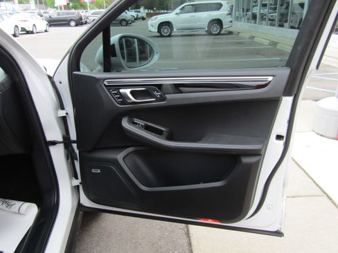 Used 2022 Porsche Macan AWD/4WD image 11