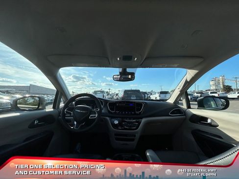 Used 2023 Chrysler Pacifica Touring-L image 15