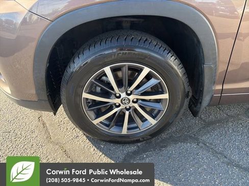 Used 2017 Toyota Highlander XLE w/ Carpet Mat Package AWD/4WD image 9