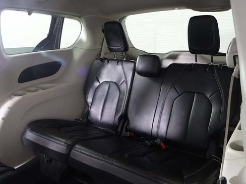 Used 2023 Chrysler Pacifica Touring-L FWD image 32