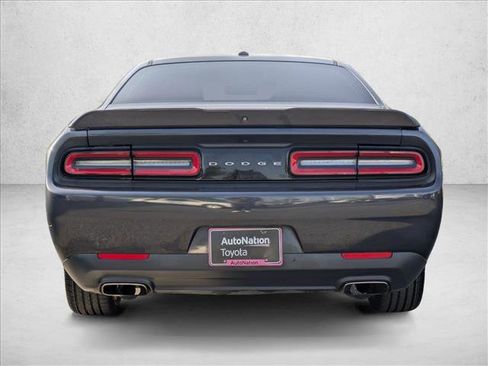 Used 2019 Dodge Challenger SXT image 7