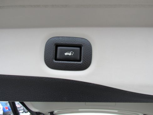 Used 2018 Nissan Rogue SV image 30