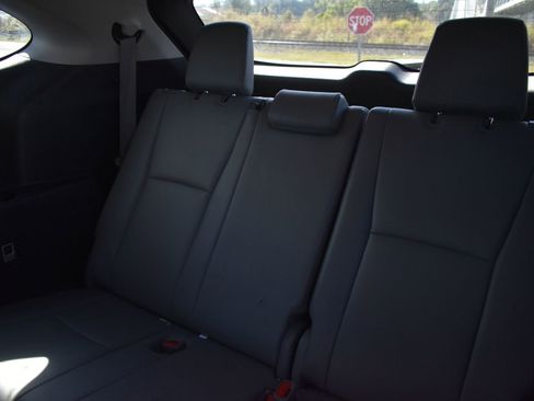 Used 2023 Toyota Highlander L image 16