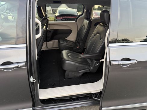 Used 2018 Chrysler Pacifica Touring-L Plus FWD image 8