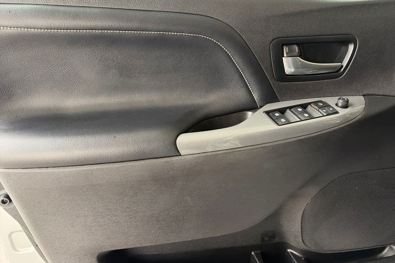 Used 2020 Toyota Sienna SE w/ Preferred Accessory Package FWD image 12
