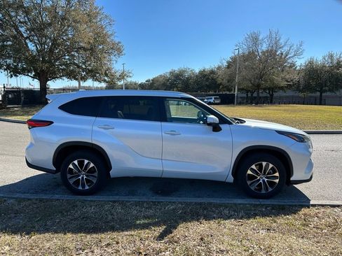 Used 2023 Toyota Highlander XLE image 6