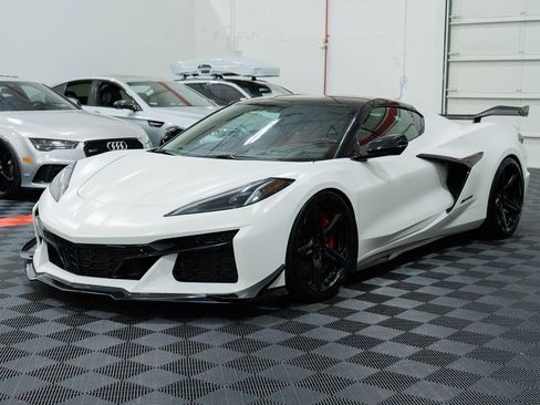 Used 2023 Chevrolet Corvette Z06 w/ Z07 Performance Package RWD image 3