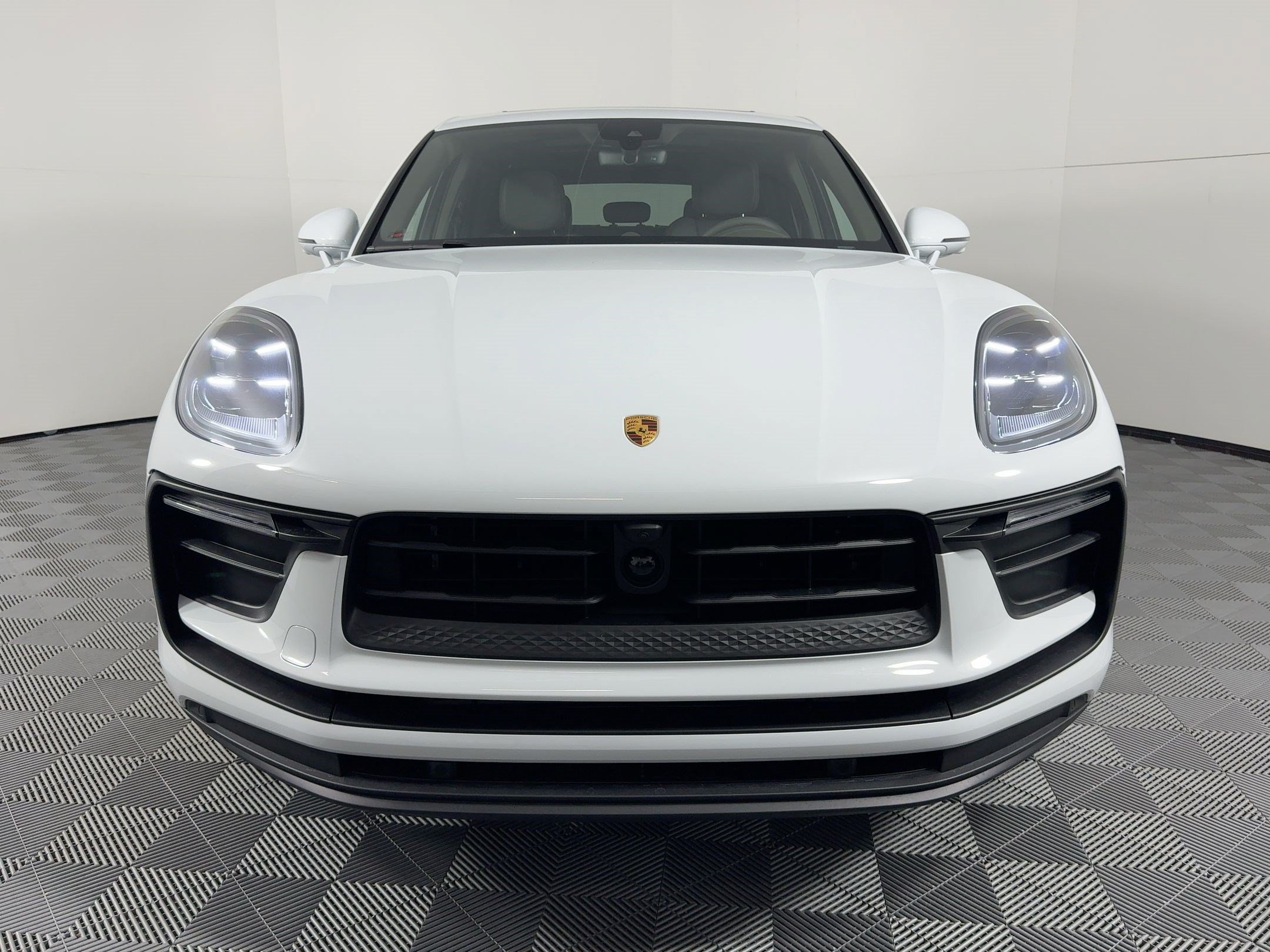 Certified 2026 Porsche Macan AWD/4WD image 6