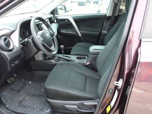 Used 2018 Toyota RAV4 LE image 14