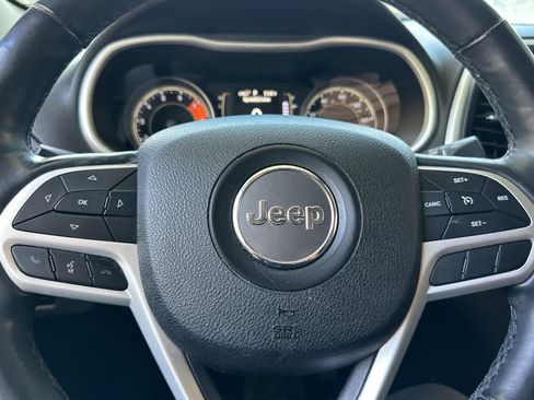 Used 2018 Jeep Cherokee Latitude Plus w/ Comfort/Convenience Group AWD/4WD image 25