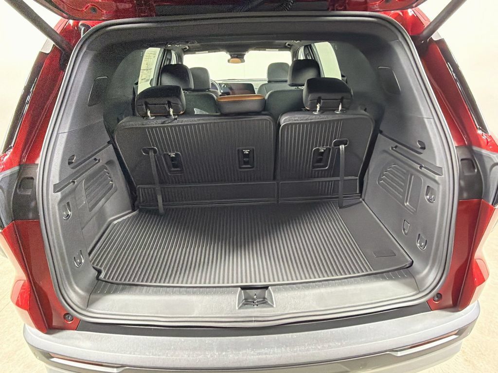 New 2027 Chevrolet Traverse Z71 w/ LPO, Floor Liner Package AWD/4WD image 22