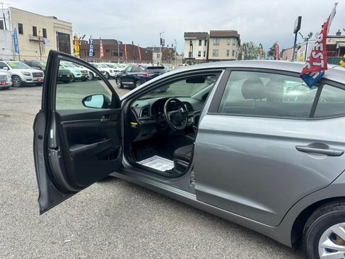 Used 2018 Hyundai Elantra SE FWD image 11