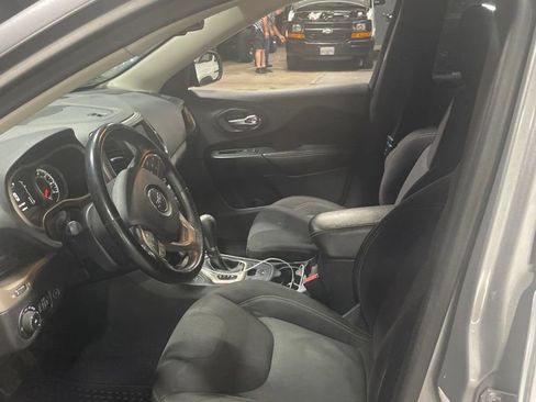 Used 2015 Jeep Cherokee Latitude w/ Comfort/Convenience Group AWD/4WD image 4