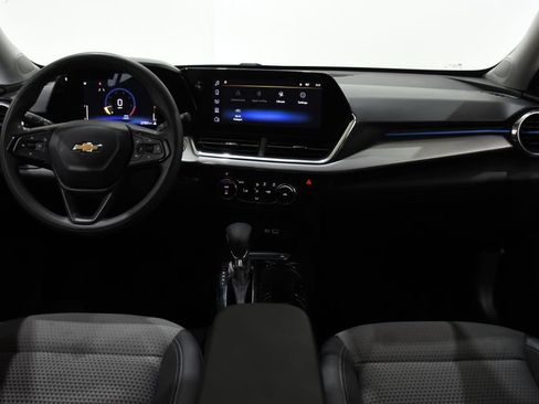 Used 2025 Chevrolet Trax LT FWD image 8