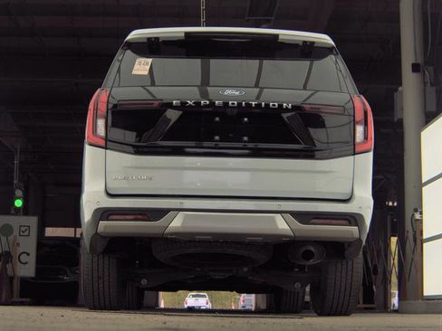 Used 2025 Ford Expedition Platinum AWD/4WD image 3