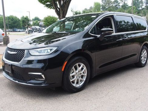 Used 2024 Chrysler Pacifica Touring-L FWD image 3