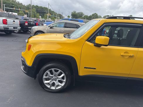 Used 2017 Jeep Renegade Latitude AWD/4WD image 4