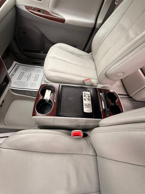 Used 2013 Toyota Sienna XLE w/ Premium Pkg AWD/4WD image 17