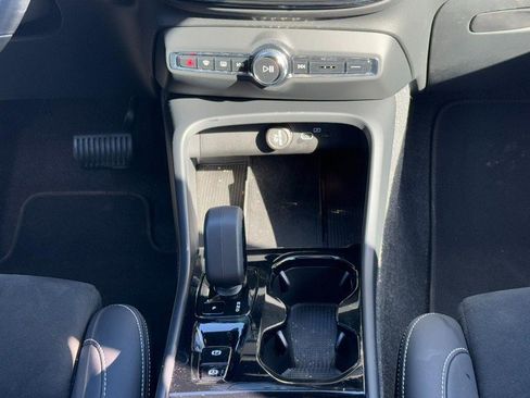 Certified 2025 Volvo XC40 B5 Plus image 15