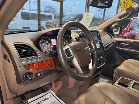 Used 2014 Chrysler Town & Country Touring-L w/ Driver Convenience Group image 25