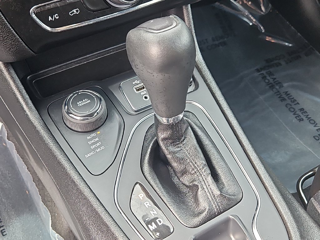 Used 2021 Jeep Cherokee Latitude Plus AWD/4WD image 26