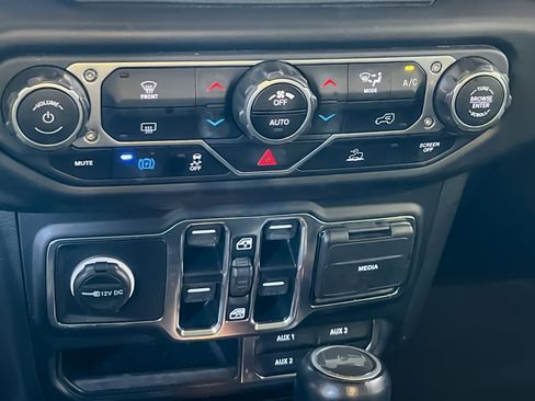 Used 2023 Jeep Wrangler Unlimited Sahara image 20