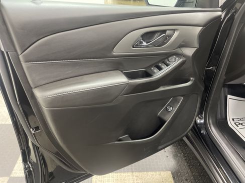 Used 2023 Chevrolet Traverse LT image 10