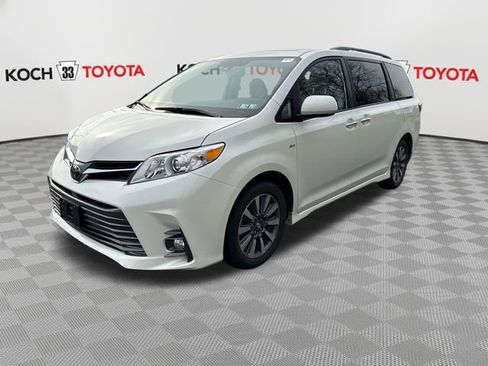 Used 2020 Toyota Sienna XLE w/ XLE Navigation Package image 3