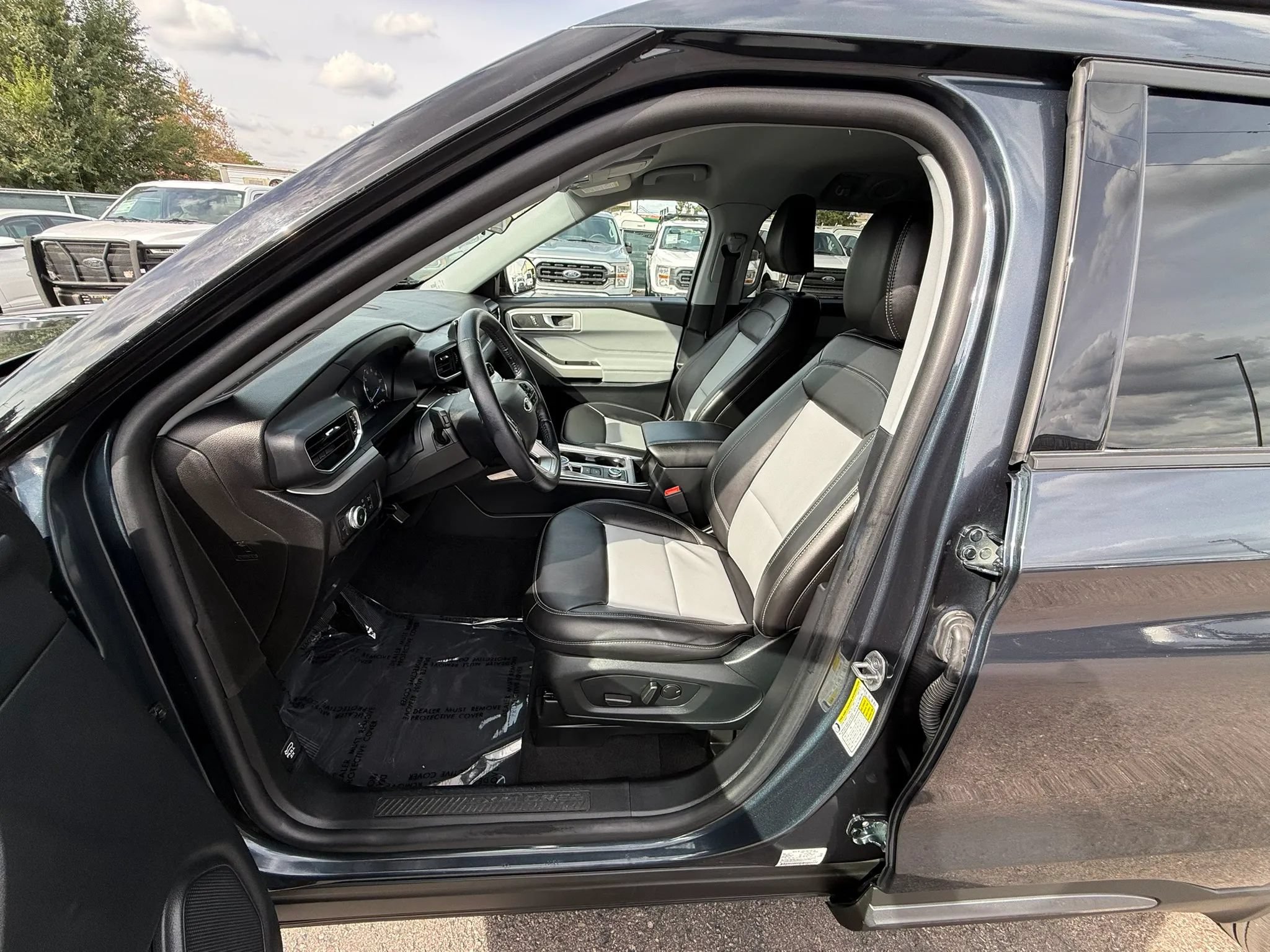 Used 2022 Ford Explorer XLT w/ Equipment Group 202A AWD/4WD image 36
