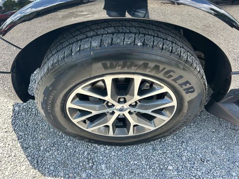 Used 2017 Ford Expedition XLT w/ Equipment Group 202A AWD/4WD image 22
